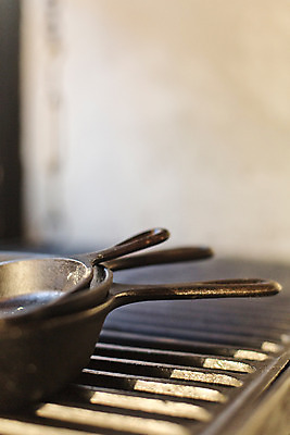 포토 JPG 백그라운드 주방용품 실내 사람없음 아웃포커스 주방 식당 프라이팬 그릴 오브젝트 국내포토 생활용품 촬영기법 내부 상점 파일형식