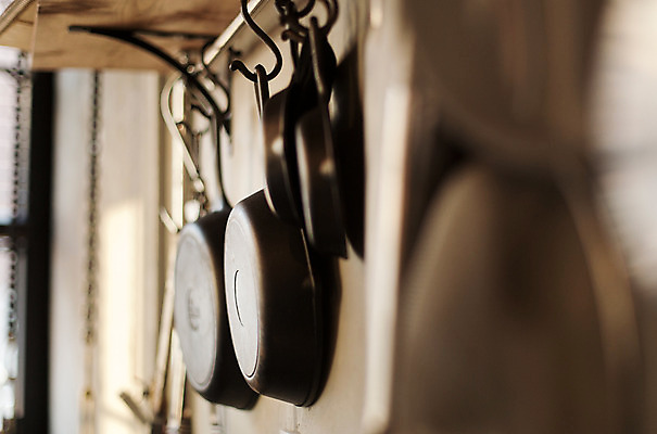 포토 JPG 백그라운드 주방용품 실내 사람없음 아웃포커스 주방 식당 프라이팬 오브젝트 후크 국내포토 생활용품 촬영기법 내부 상점 파일형식