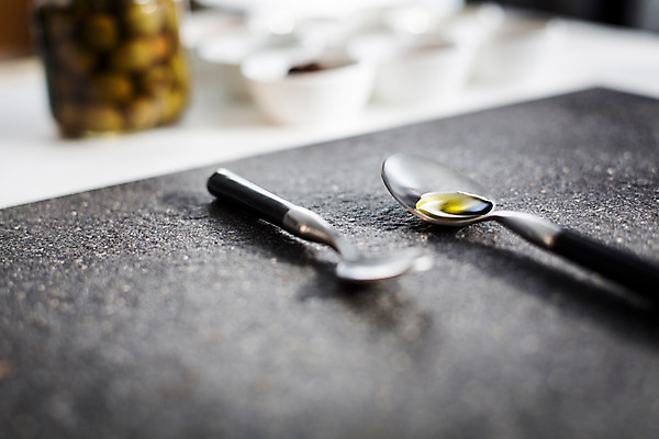 포토 JPG 스튜디오촬영 식기 백그라운드 실내 사람없음 아웃포커스 주방 숟가락 오일 올리브오일 오브젝트 올리브 식기도구 국내포토 열매 음식 촬영기법 수저 내부 화장품 기름_음식 파일형식