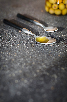 포토 JPG 스튜디오촬영 식기 백그라운드 유리병 실내 사람없음 아웃포커스 주방 숟가락 오일 올리브오일 오브젝트 올리브 식기도구 국내포토 열매 음식 병_용기 촬영기법 수저 내부 화장품 기름_음식 파일형식