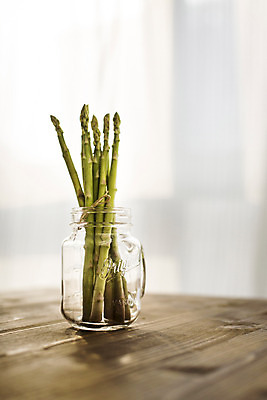 포토 JPG 스튜디오촬영 나무 백그라운드 유리병 실내 사람없음 병 오브젝트 아스파라거스 식자재 국내포토 식물 식기 채소 병_용기 내부 파일형식