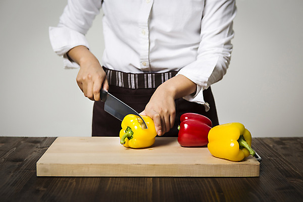 포토 JPG 스튜디오촬영 백그라운드 채소 주방용품 파프리카 도마 실내 요리 한명 사람 성인 주방 요리사 칼 자르기 식자재 성인만 국내포토 직업 1 생활용품 모션 내부 파일형식