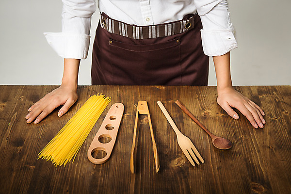 포토 JPG 스튜디오촬영 백그라운드 포크 주방용품 파스타 실내 집게 한명 사람 성인 주방 숟가락 요리사 면류 면 조리대 식자재 성인만 국내포토 직업 1 식기 음식 생활용품 서양음식 수저 내부 파일형식