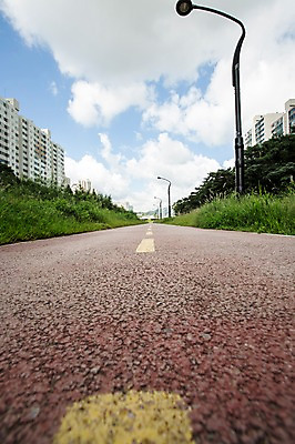 포토 JPG 주간 나무 식물 구름 가로등 하늘 풍경 사람없음 건물 도시풍경 맑음 산책로 돌_바위 바위 잡초 탄천 국내포토 자연요소 건축물 공공시설 길 날씨 강 도시 파일형식