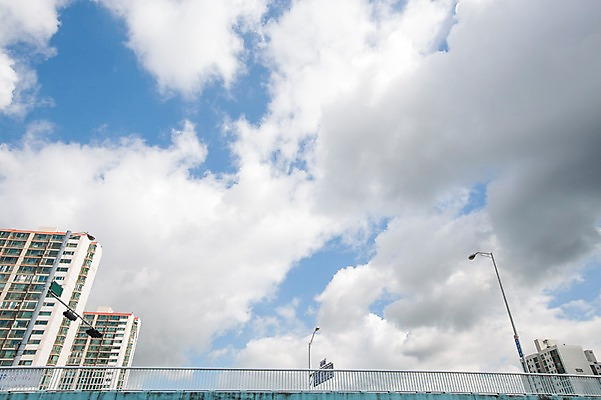 포토 JPG 주간 구름 가로등 하늘 풍경 사람없음 야외 건물 울타리 도시풍경 맑음 국내포토 자연요소 건축물 공공시설 날씨 담장 도시 파일형식