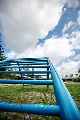 포토 JPG 주간 나무 식물 구름 공원 하늘 풍경 빌딩 잔디 사람없음 야외 맑음 도시 구름다리 국내포토 자연요소 공공시설 날씨 건물 다리_건축물 파일형식
