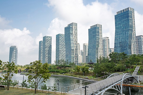 포토 JPG 주간 나무 식물 구름 공원 하늘 풍경 빌딩 잔디 사람없음 야외 물 맑음 도시 인천 송도 가교 국내포토 자연요소 건축물 공공시설 날씨 한국 건물 파일형식