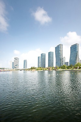 포토 JPG 주간 나무 식물 구름 공원 하늘 풍경 빌딩 사람없음 야외 물 맑음 도시 인천 구름다리 송도 국내포토 자연요소 공공시설 날씨 한국 건물 다리_건축물 파일형식