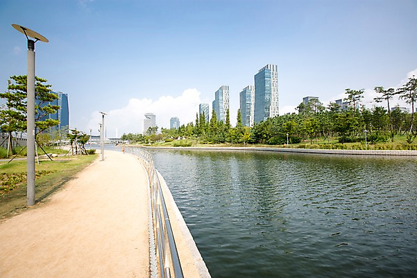 포토 JPG 주간 나무 식물 구름 공원 가로등 하늘 풍경 빌딩 잔디 사람없음 야외 물 맑음 산책로 도시 인천 송도 국내포토 자연요소 공공시설 길 날씨 한국 건물 파일형식