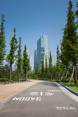 포토 JPG 주간 나무 식물 구름 공원 하늘 풍경 빌딩 잔디 사람없음 야외 맑음 산책로 도시 인천 송도 국내포토 자연요소 공공시설 길 날씨 한국 건물 파일형식