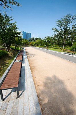 포토 JPG 주간 나무 식물 구름 공원 벤치 하늘 풍경 빌딩 잔디 사람없음 야외 맑음 산책로 인천 송도 국내포토 자연요소 공공시설 길 의자 날씨 한국 건물 파일형식