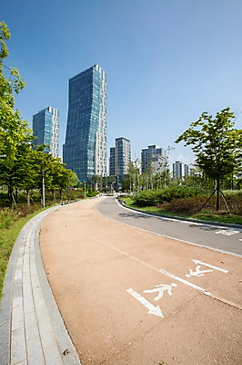 포토 JPG 주간 나무 식물 구름 공원 하늘 풍경 빌딩 잔디 사람없음 야외 맑음 산책로 도시 인천 송도 국내포토 자연요소 공공시설 길 날씨 한국 건물 파일형식