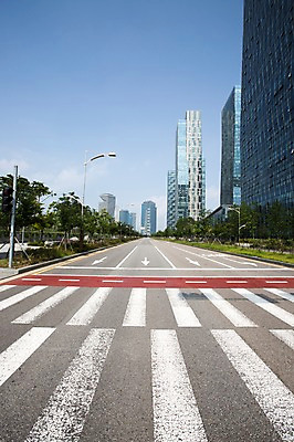 포토 JPG 주간 나무 식물 구름 도로 가로등 하늘 풍경 빌딩 사람없음 야외 맑음 차도 도시 횡단보도 인천 구름다리 송도 국내포토 자연요소 공공시설 길 교통시설 날씨 한국 건물 다리_건축물 보행로 파일형식