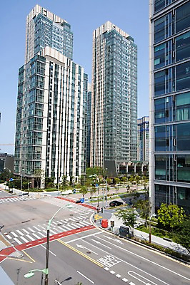 포토 JPG 주간 나무 식물 구름 도로 자동차 하늘 풍경 빌딩 사람없음 야외 맑음 차도 도시 횡단보도 인천 송도 국내포토 자연요소 길 육상교통 교통시설 날씨 한국 건물 보행로 파일형식