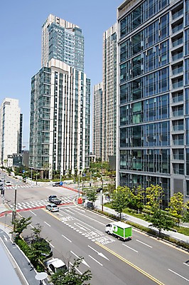 포토 JPG 주간 나무 식물 구름 도로 자동차 하늘 풍경 빌딩 사람없음 야외 맑음 차도 도시 횡단보도 인천 구름다리 송도 국내포토 자연요소 길 육상교통 교통시설 날씨 한국 건물 다리_건축물 보행로 파일형식