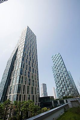 포토 JPG 주간 나무 식물 구름 로우앵글 하늘 풍경 빌딩 사람없음 야외 맑음 도시 인천 송도 국내포토 자연요소 뷰포인트 날씨 한국 건물 파일형식