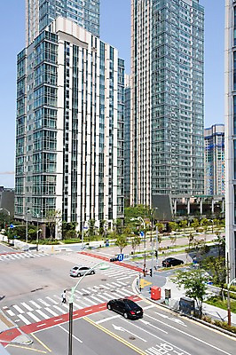 포토 JPG 주간 나무 식물 구름 도로 자동차 하늘 풍경 빌딩 사람없음 야외 맑음 도시 횡단보도 인천 송도 국내포토 자연요소 길 육상교통 교통시설 날씨 한국 건물 보행로 파일형식