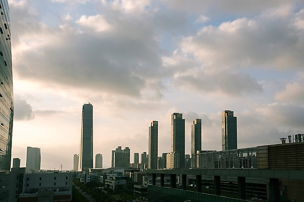 포토 JPG 주간 구름 하늘 풍경 빌딩 사람없음 건물 도시 인천 송도 국내포토 자연요소 건축물 한국 파일형식