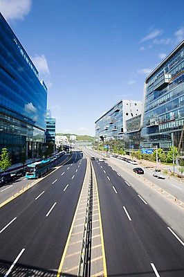 포토 JPG 주간 도로 자동차 하늘 풍경 빌딩 사람없음 야외 건물 차도 도시 국내포토 자연요소 건축물 길 육상교통 교통시설 파일형식