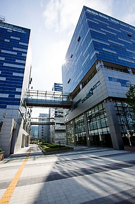 포토 JPG 주간 나무 식물 구름 하늘 거리 풍경 빌딩 사람없음 야외 건물 도시 화단 국내포토 자연요소 건축물 파일형식