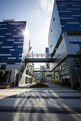 포토 JPG 주간 구름 남자 하늘 거리 한명 사람 풍경 빌딩 성인 야외 건물 햇빛 한국인 도시 보행자 국내포토 자연요소 1 건축물 동양인 태양 파일형식