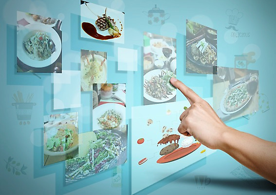 PSD 편집이미지 손 음식 한손 요리 사람 신체부위 태블릿 가리킴 발전 스마트 합성 편리함 혁명 이미지편집 컨셉 손짓 전자제품 스마트기기 파일형식