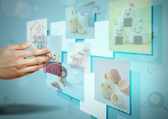 PSD 편집이미지 손 음식 한손 사람 신체부위 태블릿 가리킴 프라이팬 발전 스마트 합성 편리함 혁명 삼각김밥 이미지편집 컨셉 주방용품 손짓 전자제품 스마트기기 김밥 파일형식