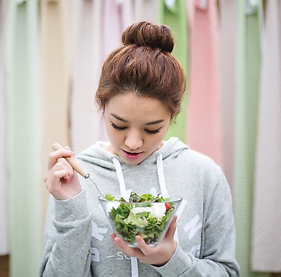 포토 JPG 스튜디오촬영 우먼라이프 라이프스타일 여자 음식 포크 모션 실내 한명 들기 사람 상반신 성인 앞모습 30대 샐러드 한국인 커튼 싱글 성인여자한명만 장년만 장년여자만 장년여자한명만 혼족 국내포토 1 식기 뷰포인트 동양인 내부 생활 장년 싱글라이프 여자만 여자한명만 성인여자만 성인만 파일형식