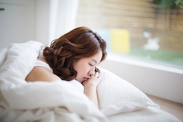 포토 JPG 스튜디오촬영 우먼라이프 라이프스타일 여자 엎드리기 베개 모션 휴식 실내 한명 사람 상반신 성인 옆모습 30대 눈감음 침실 이불 한국인 잠 포근함 싱글 성인여자한명만 장년만 장년여자만 장년여자한명만 국내포토 1 뷰포인트 컨셉 침구 동양인 내부 생활 장년 감각 여자만 여자한명만 성인여자만 성인만 파일형식