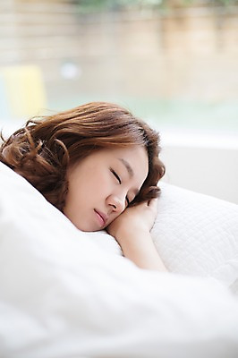 포토 JPG 스튜디오촬영 우먼라이프 라이프스타일 여자 엎드리기 베개 모션 휴식 실내 한명 사람 상반신 성인 옆모습 30대 눈감음 침실 이불 한국인 잠 포근함 싱글 성인여자한명만 장년만 장년여자만 장년여자한명만 국내포토 1 뷰포인트 컨셉 침구 동양인 내부 생활 장년 감각 여자만 여자한명만 성인여자만 성인만 파일형식