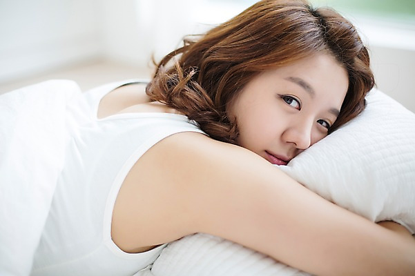 포토 JPG 스튜디오촬영 우먼라이프 라이프스타일 여자 엎드리기 베개 모션 휴식 실내 한명 사람 상반신 성인 옆모습 30대 침실 이불 한국인 포근함 싱글 성인여자한명만 장년만 장년여자만 장년여자한명만 국내포토 1 뷰포인트 컨셉 침구 동양인 내부 생활 장년 감각 여자만 여자한명만 성인여자만 성인만 파일형식