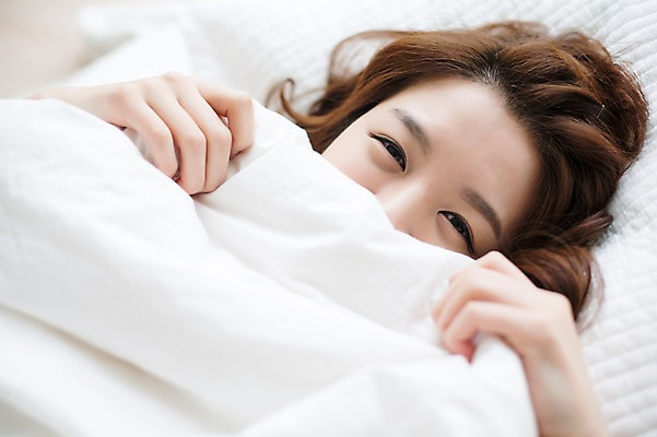 포토 JPG 스튜디오촬영 우먼라이프 라이프스타일 여자 베개 모션 휴식 실내 한명 미소 사람 상반신 성인 앞모습 30대 눕기 침실 이불 한국인 포근함 싱글 성인여자한명만 장년만 장년여자만 장년여자한명만 국내포토 1 뷰포인트 컨셉 침구 표정 동양인 내부 생활 장년 감각 여자만 여자한명만 성인여자만 성인만 파일형식