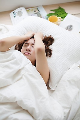 포토 JPG 스튜디오촬영 우먼라이프 라이프스타일 여자 베개 모션 휴식 실내 한명 사람 상반신 성인 앞모습 컵 30대 눕기 눈감음 침실 이불 한국인 짜증 잠 잡지 포근함 싱글 성인여자한명만 장년만 장년여자만 장년여자한명만 국내포토 1 식기 감정 뷰포인트 컨셉 침구 동양인 내부 생활 간행물 장년 감각 여자만 여자한명만 성인여자만 성인만 파일형식