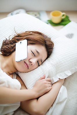 포토 JPG 스튜디오촬영 우먼라이프 라이프스타일 여자 베개 모션 휴식 실내 표정 한명 사람 상반신 성인 옆모습 컵 30대 스마트폰 침실 이불 한국인 찡그림 포근함 싱글 통화 성인여자한명만 장년만 장년여자만 장년여자한명만 놓기 국내포토 1 식기 뷰포인트 컨셉 침구 동양인 내부 생활 장년 핸드폰 스마트기기 감각 여자만 여자한명만 성인여자만 성인만 파일형식