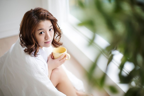 포토 JPG 스튜디오촬영 우먼라이프 라이프스타일 여자 모션 휴식 실내 한명 들기 사람 앉기 상반신 성인 옆모습 컵 30대 하이앵글 한국인 올려보기 싱글 성인여자한명만 장년만 장년여자만 장년여자한명만 혼족 국내포토 1 식기 뷰포인트 컨셉 동양인 내부 생활 장년 싱글라이프 여자만 여자한명만 성인여자만 성인만 파일형식
