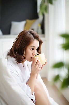 포토 JPG 스튜디오촬영 우먼라이프 라이프스타일 응시 여자 모션 휴식 실내 한명 들기 사람 앉기 상반신 성인 옆모습 컵 30대 한국인 마시기 싱글 창밖 성인여자한명만 장년만 장년여자만 장년여자한명만 혼족 국내포토 1 식기 시선 뷰포인트 컨셉 창문 동양인 내부 생활 장년 싱글라이프 여자만 여자한명만 성인여자만 성인만 파일형식