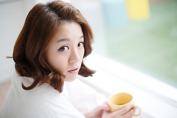 포토 JPG 스튜디오촬영 우먼라이프 라이프스타일 여자 모션 휴식 실내 한명 들기 사람 앉기 상반신 성인 옆모습 컵 30대 한국인 싱글 성인여자한명만 장년만 장년여자만 장년여자한명만 혼족 국내포토 1 식기 뷰포인트 컨셉 동양인 내부 생활 장년 싱글라이프 여자만 여자한명만 성인여자만 성인만 파일형식