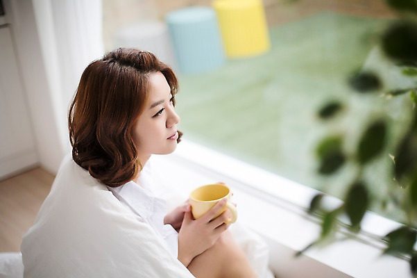 포토 JPG 스튜디오촬영 우먼라이프 라이프스타일 응시 여자 모션 휴식 실내 한명 들기 사람 앉기 상반신 성인 옆모습 컵 30대 한국인 싱글 창밖 성인여자한명만 장년만 장년여자만 장년여자한명만 혼족 국내포토 1 식기 시선 뷰포인트 컨셉 창문 동양인 내부 생활 장년 싱글라이프 여자만 여자한명만 성인여자만 성인만 파일형식