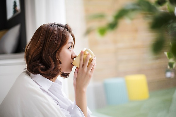 포토 JPG 스튜디오촬영 우먼라이프 라이프스타일 응시 여자 모션 휴식 실내 한명 들기 사람 앉기 상반신 성인 옆모습 컵 30대 한국인 마시기 싱글 창밖 성인여자한명만 장년만 장년여자만 장년여자한명만 혼족 국내포토 1 식기 시선 뷰포인트 컨셉 창문 동양인 내부 생활 장년 싱글라이프 여자만 여자한명만 성인여자만 성인만 파일형식