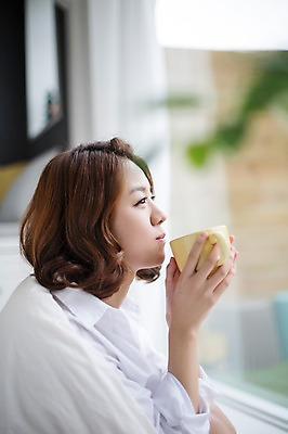 포토 JPG 스튜디오촬영 우먼라이프 라이프스타일 응시 여자 모션 휴식 실내 한명 들기 사람 앉기 상반신 성인 옆모습 컵 30대 한국인 마시기 싱글 창밖 성인여자한명만 장년만 장년여자만 장년여자한명만 혼족 국내포토 1 식기 시선 뷰포인트 컨셉 창문 동양인 내부 생활 장년 싱글라이프 여자만 여자한명만 성인여자만 성인만 파일형식