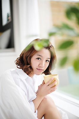 포토 JPG 스튜디오촬영 우먼라이프 라이프스타일 여자 모션 휴식 실내 한명 미소 들기 사람 앉기 상반신 성인 옆모습 컵 30대 한국인 싱글 성인여자한명만 장년만 장년여자만 장년여자한명만 혼족 국내포토 1 식기 뷰포인트 컨셉 표정 동양인 내부 생활 장년 싱글라이프 여자만 여자한명만 성인여자만 성인만 파일형식