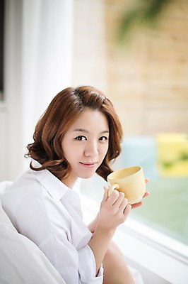 포토 JPG 스튜디오촬영 우먼라이프 라이프스타일 여자 모션 휴식 실내 한명 미소 들기 사람 앉기 상반신 성인 옆모습 컵 30대 한국인 싱글 성인여자한명만 장년만 장년여자만 장년여자한명만 혼족 국내포토 1 식기 뷰포인트 컨셉 표정 동양인 내부 생활 장년 싱글라이프 여자만 여자한명만 성인여자만 성인만 파일형식
