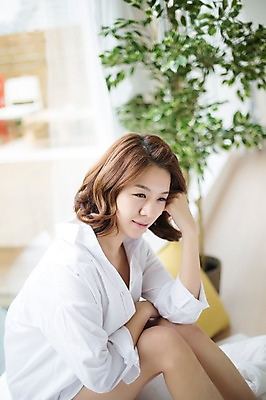 포토 JPG 스튜디오촬영 우먼라이프 라이프스타일 여자 모션 휴식 실내 한명 미소 사람 앉기 손짓 상반신 성인 옆모습 30대 한국인 고독 창가 싱글 성인여자한명만 장년만 장년여자만 장년여자한명만 국내포토 1 감정 뷰포인트 컨셉 창문 표정 동양인 내부 생활 장년 여자만 여자한명만 성인여자만 성인만 파일형식