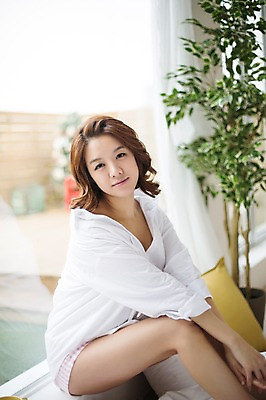 포토 JPG 스튜디오촬영 우먼라이프 라이프스타일 여자 모션 휴식 실내 한명 미소 사람 앉기 상반신 성인 옆모습 30대 한국인 고독 창가 싱글 성인여자한명만 장년만 장년여자만 장년여자한명만 국내포토 1 감정 뷰포인트 컨셉 창문 표정 동양인 내부 생활 장년 여자만 여자한명만 성인여자만 성인만 파일형식