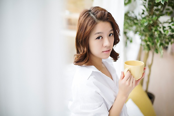 포토 JPG 스튜디오촬영 우먼라이프 라이프스타일 여자 모션 휴식 실내 한명 들기 사람 상반신 성인 옆모습 컵 30대 기댐 한국인 창가 싱글 성인여자한명만 장년만 장년여자만 장년여자한명만 혼족 국내포토 1 식기 뷰포인트 컨셉 창문 동양인 내부 생활 장년 싱글라이프 여자만 여자한명만 성인여자만 성인만 파일형식