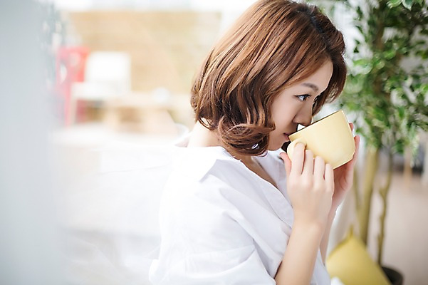 포토 JPG 스튜디오촬영 우먼라이프 라이프스타일 여자 모션 휴식 실내 한명 들기 사람 상반신 성인 옆모습 컵 30대 기댐 한국인 마시기 창가 싱글 성인여자한명만 장년만 장년여자만 장년여자한명만 혼족 국내포토 1 식기 뷰포인트 컨셉 창문 동양인 내부 생활 장년 싱글라이프 여자만 여자한명만 성인여자만 성인만 파일형식