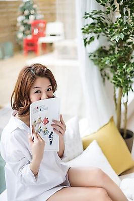 포토 JPG 스튜디오촬영 우먼라이프 라이프스타일 여자 모션 휴식 실내 한명 들기 사람 앉기 상반신 성인 옆모습 30대 한국인 가림 고독 잡지 창가 싱글 성인여자한명만 장년만 장년여자만 장년여자한명만 국내포토 1 감정 뷰포인트 컨셉 창문 동양인 내부 생활 간행물 장년 여자만 여자한명만 성인여자만 성인만 파일형식