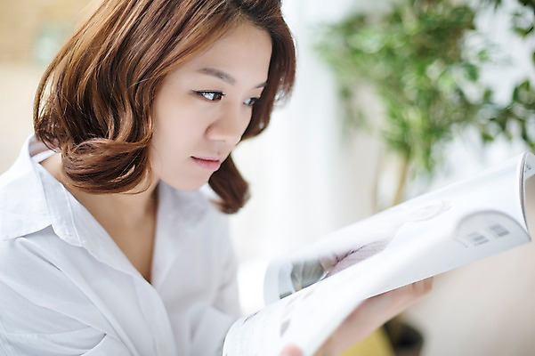 포토 JPG 스튜디오촬영 우먼라이프 라이프스타일 여자 모션 휴식 실내 한명 들기 사람 앉기 상반신 성인 옆모습 30대 한국인 고독 잡지 읽기 싱글 성인여자한명만 장년만 장년여자만 장년여자한명만 국내포토 1 감정 뷰포인트 컨셉 동양인 내부 생활 간행물 장년 여자만 여자한명만 성인여자만 성인만 파일형식