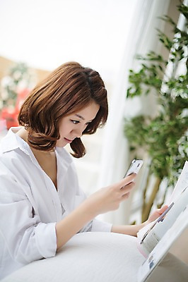 포토 JPG 스튜디오촬영 우먼라이프 라이프스타일 여자 모션 휴식 실내 한명 들기 사람 앉기 상반신 성인 옆모습 30대 스마트폰 사진촬영 한국인 고독 잡지 싱글 성인여자한명만 장년만 장년여자만 장년여자한명만 국내포토 1 감정 뷰포인트 컨셉 동양인 내부 생활 간행물 장년 핸드폰 스마트기기 촬영 여자만 여자한명만 성인여자만 성인만 파일형식