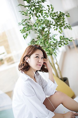 포토 JPG 스튜디오촬영 우먼라이프 라이프스타일 응시 여자 화분 음악 이어폰 모션 휴식 실내 한명 사람 앉기 상반신 성인 취미 옆모습 30대 듣기 한국인 싱글 성인여자한명만 장년만 장년여자만 장년여자한명만 국내포토 1 시선 뷰포인트 음향기기 컨셉 문화예술 동양인 내부 생활 장년 여자만 여자한명만 성인여자만 성인만 파일형식